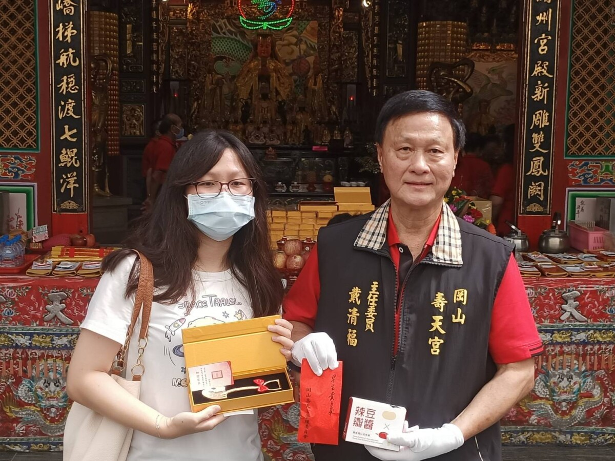 ▲圖說:「金鏟子~祝好孕」,主委戴清福與求孕成功少婦者贈好運鏟。( 記者李堂安攝)