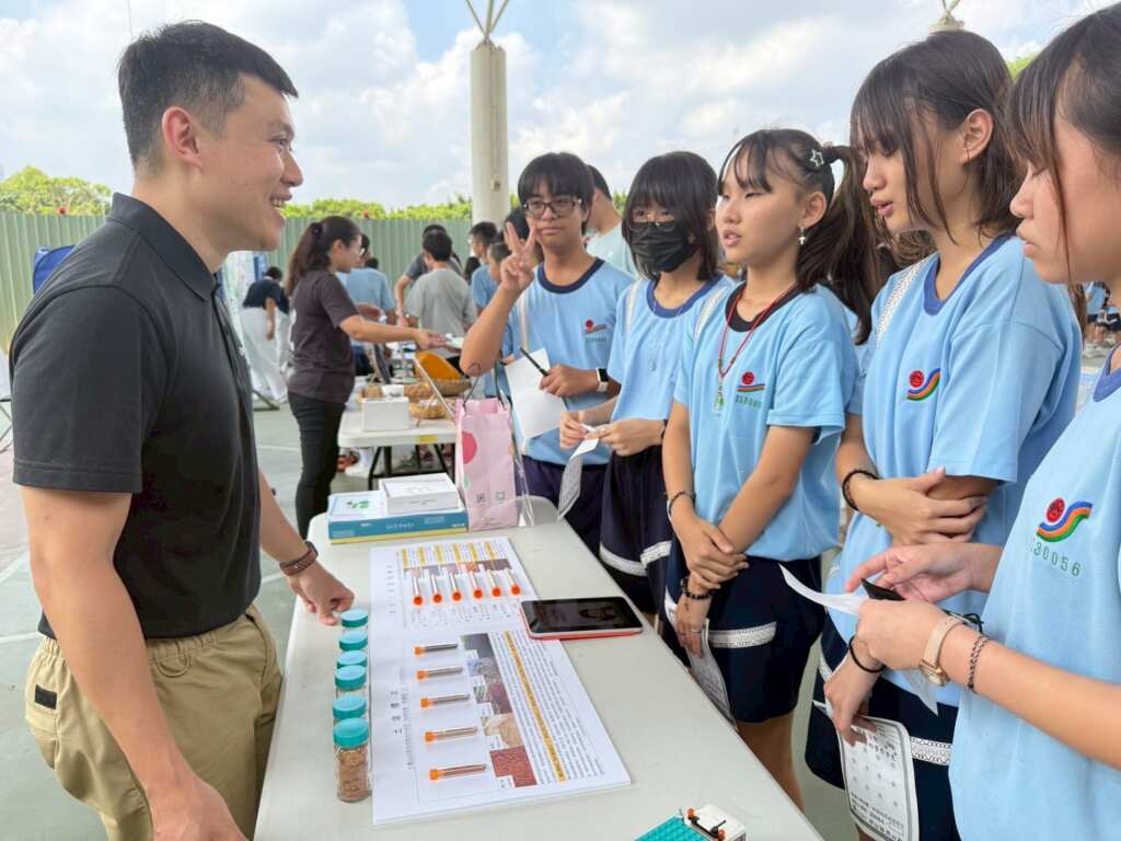 ▲大葉大學引導烏日國中學生認識永續議題。(記者林明佑翻攝)