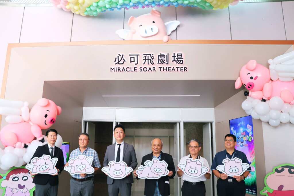 ▲必可飛劇場揭幕式貴賓合影,內部大門入口上方,坐了一個插上翅膀、往下觀望的小豬模型,彷彿在招呼路過的觀眾入場。(國立自然科學博物館提供)