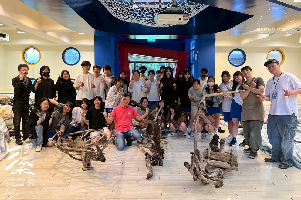 ▲參展藝術家江孟禧帶領復興高中學生進行藝術營《漂流．造舟》