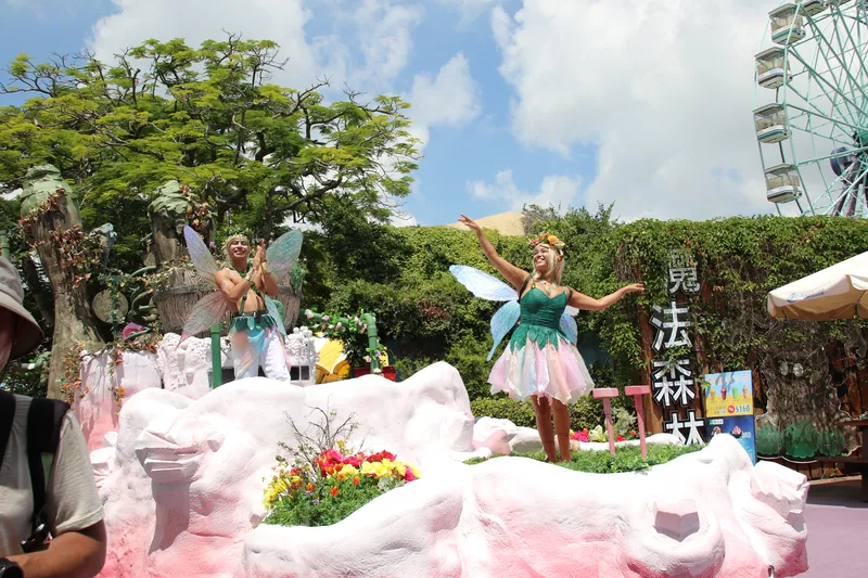 麗寶樂園暑假推出高達四輛巨型花車的大規模精靈遊行表演