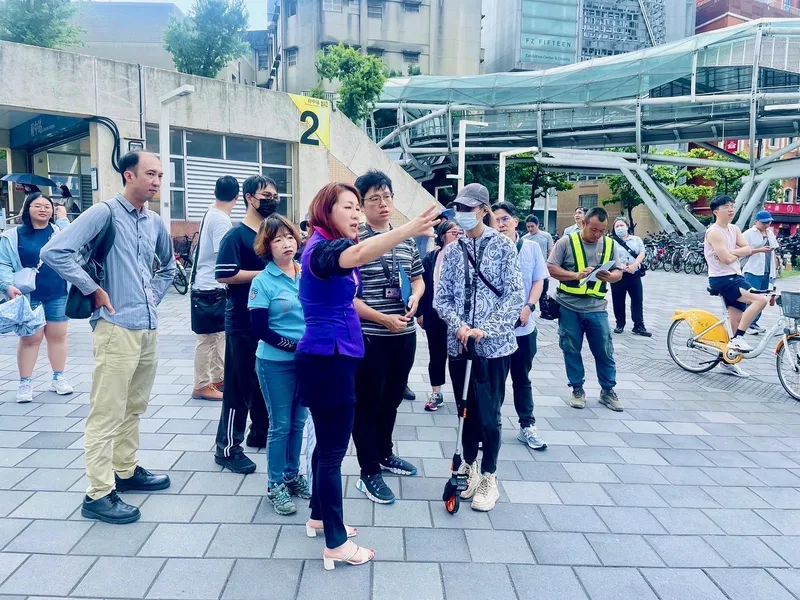 板橋府中捷運站二號出口為府中商圈與縣民大道一段的重要交通節點,每逢上下班尖峰時段,有些行人甚至因為急匆匆在綠燈秒數內通過,彼此相撞到對方