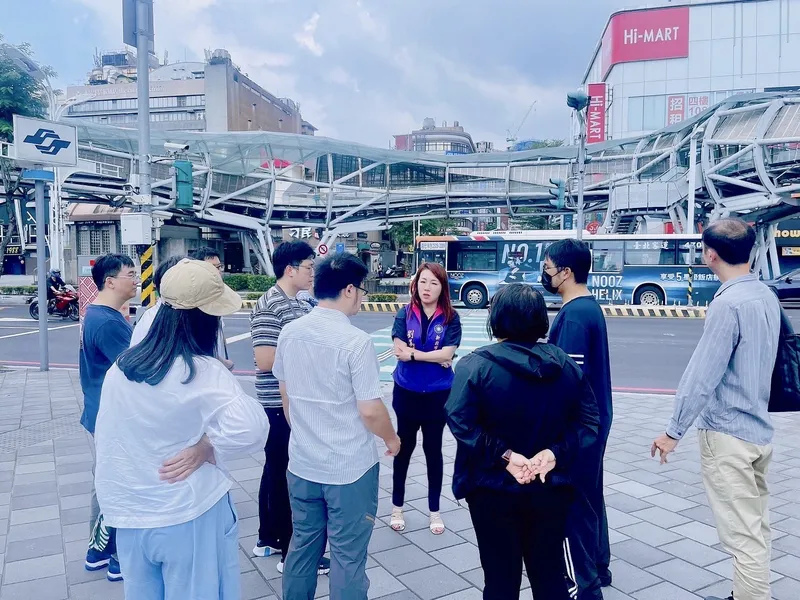 劉美芳表示,府中捷運站為板橋地區重要的交通中樞與生活圈樞紐,人流量龐大,尤其二號出口通往府中商圈,但現行行穿線設計明顯已無法因應人流需求