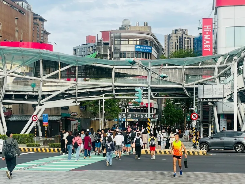 板橋府中捷運站二號出口為府中商圈與縣民大道一段的重要交通節點,每逢上下班尖峰時段,有些行人甚至因為急匆匆在綠燈秒數內通過,彼此相撞到對方