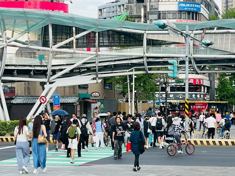 板橋府中捷運站二號出口為府中商圈與縣民大道一段的重要交通節點,每逢上下班尖峰時段,有些行人甚至因為急匆匆在綠燈秒數內通過,彼此相撞到對方