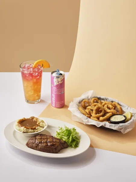 Texas Roadhouse「能量不斷電組合餐」以「電力指數」為主軸。一口補足能量,瞬間火力