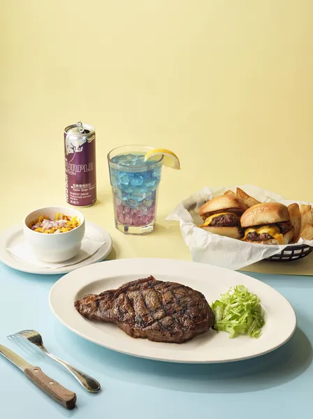 7月1日起至Texas Roadhouse一餐享有火烤牛排、配菜、開胃菜與Red Bull調飲,體力充電、心靈也滿足