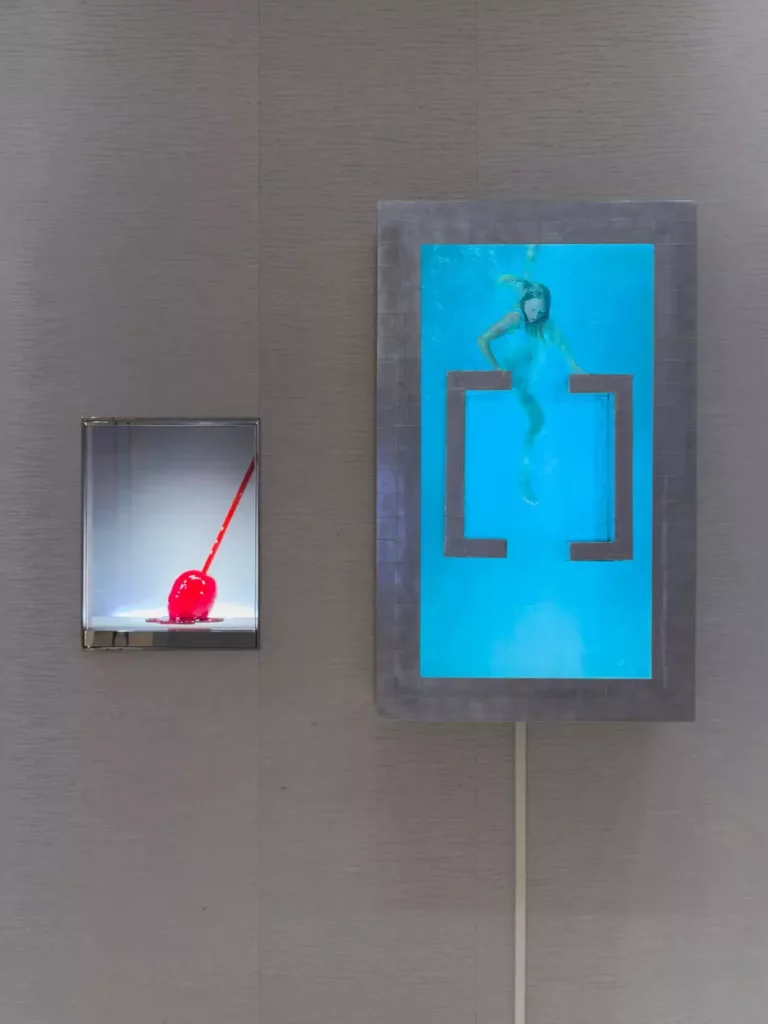 _瑞士藝術家 Marck（馬克）以錄像雕塑為起點，作品《Gegenstrom》（逆流）中，女子水中掙扎前行，展現求生渴望。藝術家以影像與雕塑布局，揭示女性被觀看與社會角色，映照當代人在限制中掙扎的身心狀態。