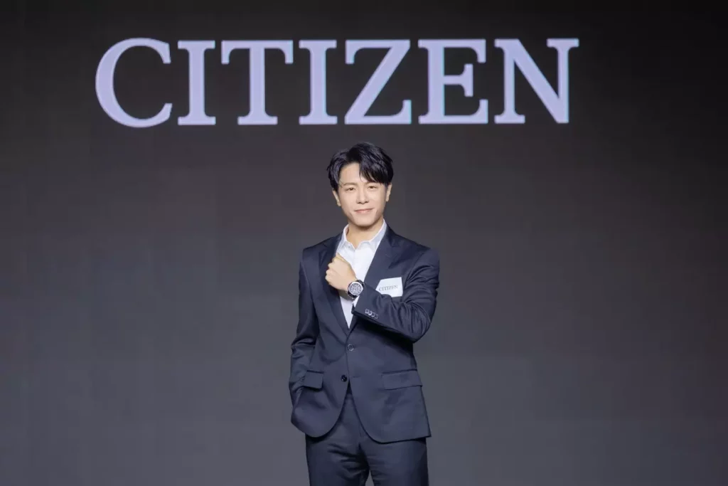 韋禮安以一身黑色西裝搭配腕間的光動能GPS衛星對時錶CC4105-69E現身s