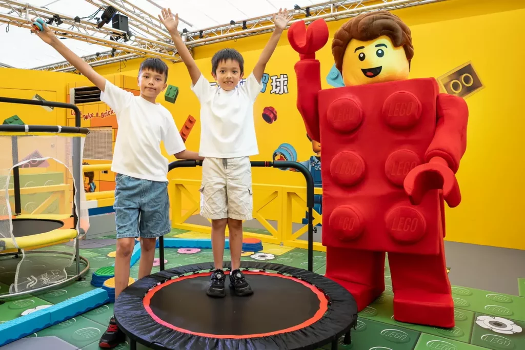 樂高「玩心樂滿地」邀請大小朋友前進巨型樹洞勇闖探險三大拼砌挑戰關卡施展無限創意。