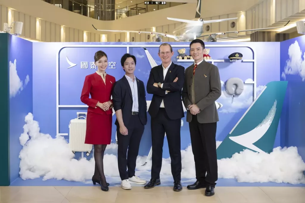 國泰航空台灣區總經理莫唐諾(右)及國泰航空東北亞客運及商務總監蔡東俊(左)出席「步步飛躍,極限解鎖」品牌體驗展開幕活動,歡迎民眾前來體驗沉浸式飛行旅程。