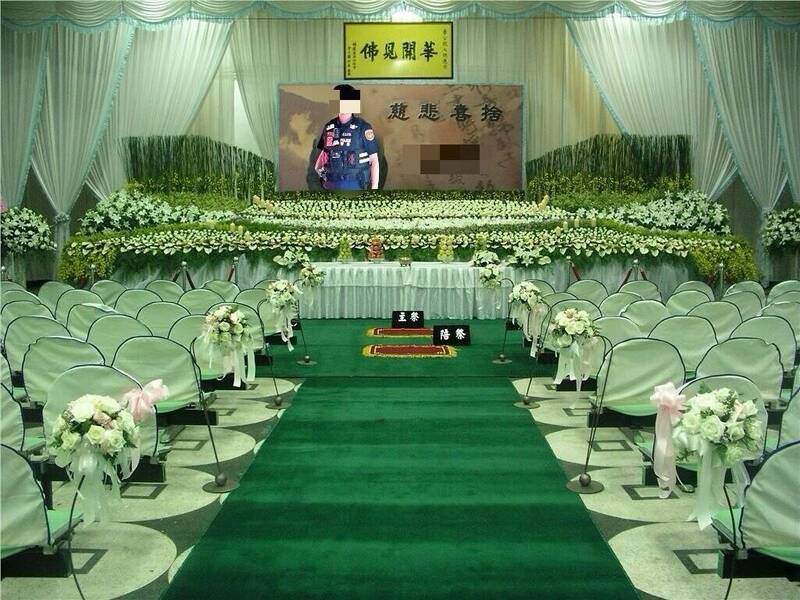 疲老闆把疑似老婆出軌的3名男子合成靈堂照,包括員警及知名藥師等人。(翻攝自臉書)