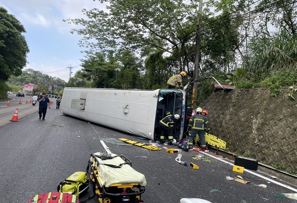 北埔綠世界前遊覽車驚悚側翻 駕駛傷重不治導遊命危送醫 202 248250701a02