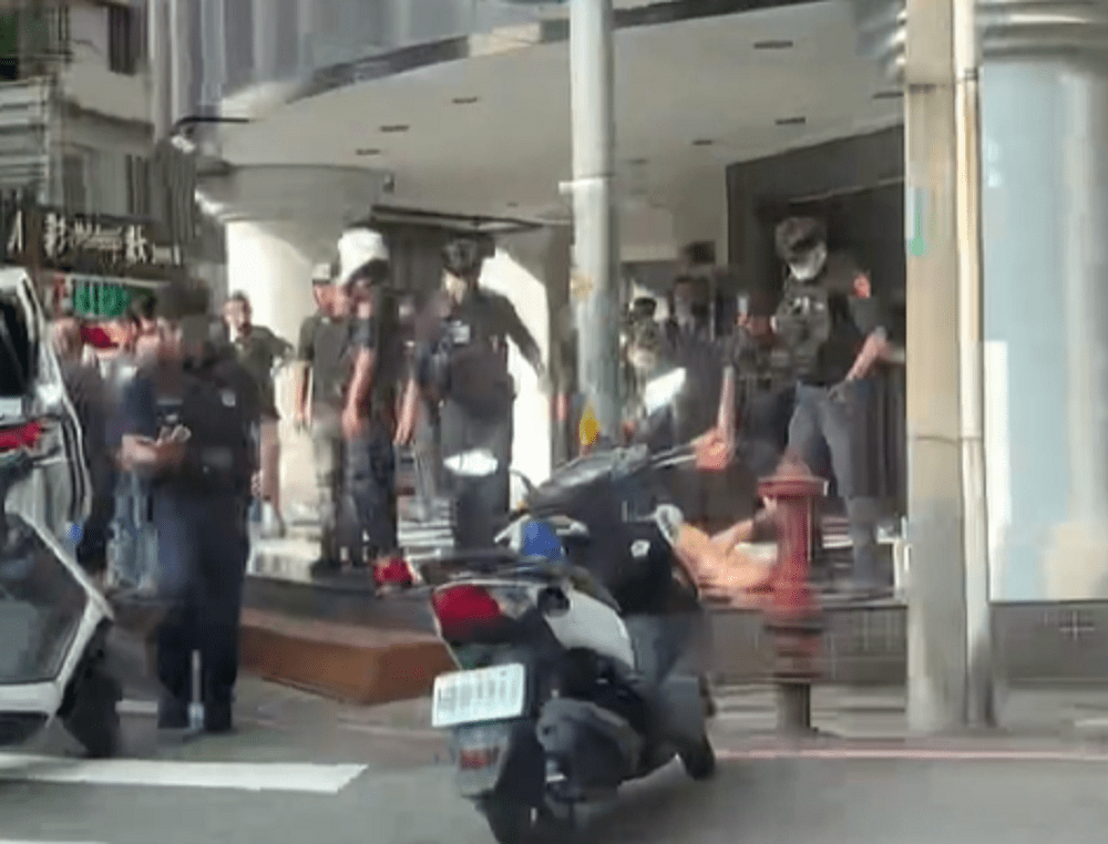 暑假KTV前人群聚集 壢警:無不法行為 5f45fg