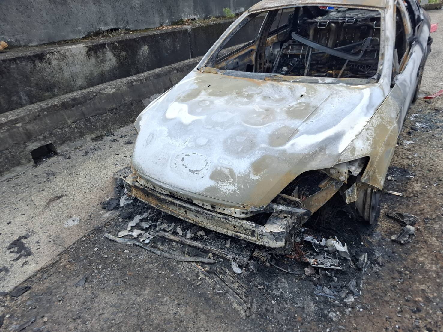 【有片】國1火燒車!駕駛、乘客驚險逃生 整輛剩骨架 520425 0