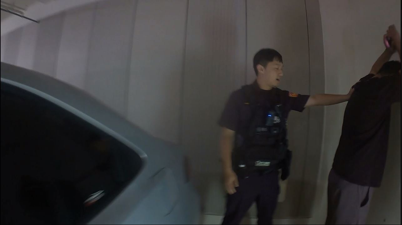 【有片】桃園男子攜毒拒檢逃 警追捕與外送員擦撞雙雙掛彩 1 0