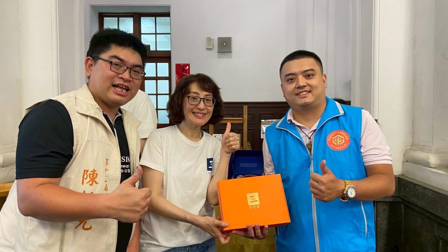 新竹市創新創業協會理事長陳柏元(左)與受補助企業代表合影,共同展現創新成果與地方創業支持能量。(圖/記者林照東攝)