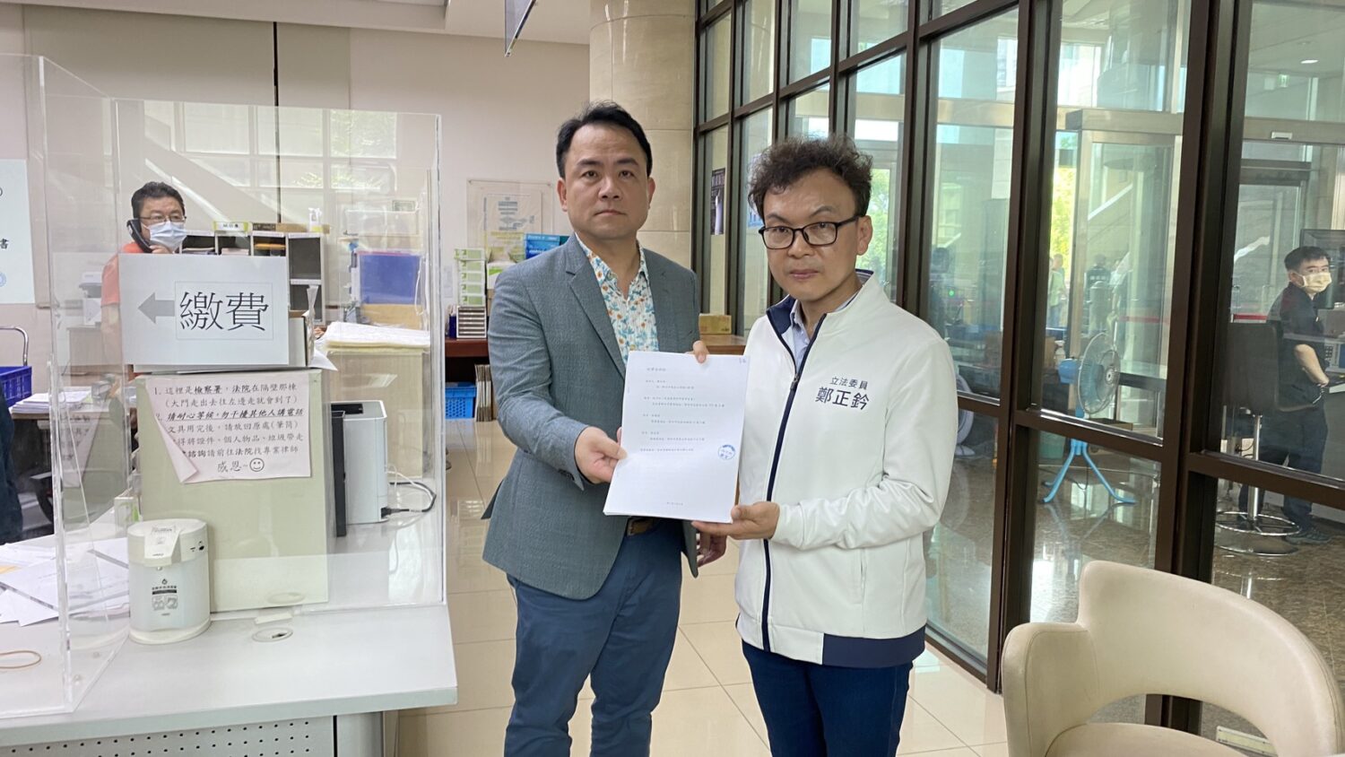 鄭正鈐由委任律師王耀星陪同展示訴狀。(圖/鄭正鈐國會辦公室)