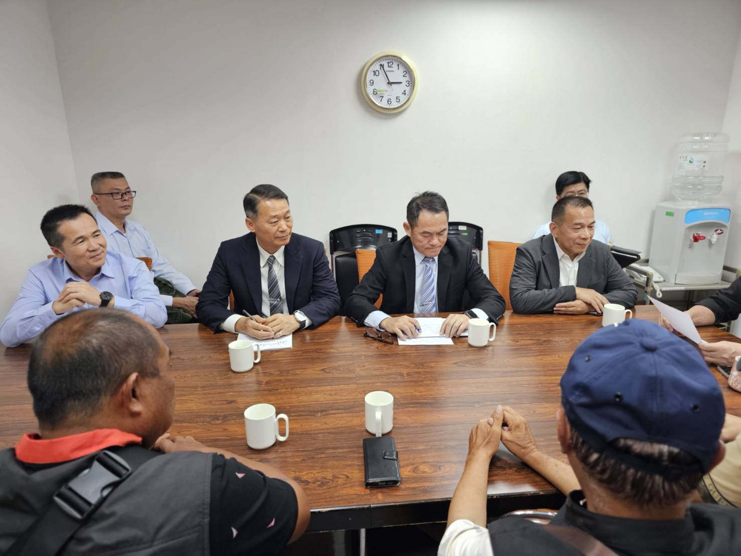 國防部、空軍司令部、海軍司令部及陸軍司令部官員出席協調會。(圖/黃仁國會辦公室)