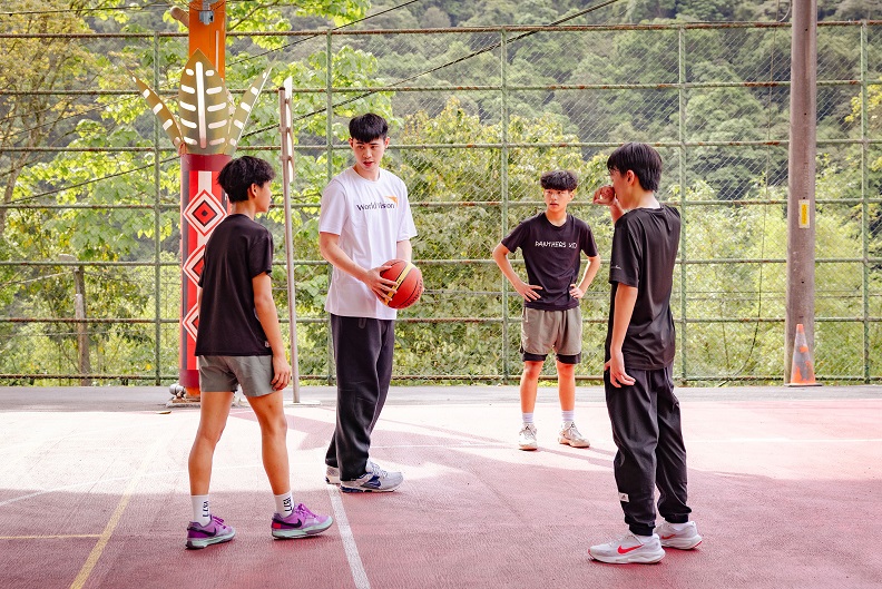 ▲偏鄉的風雨球場是唯一可以練球的地方。