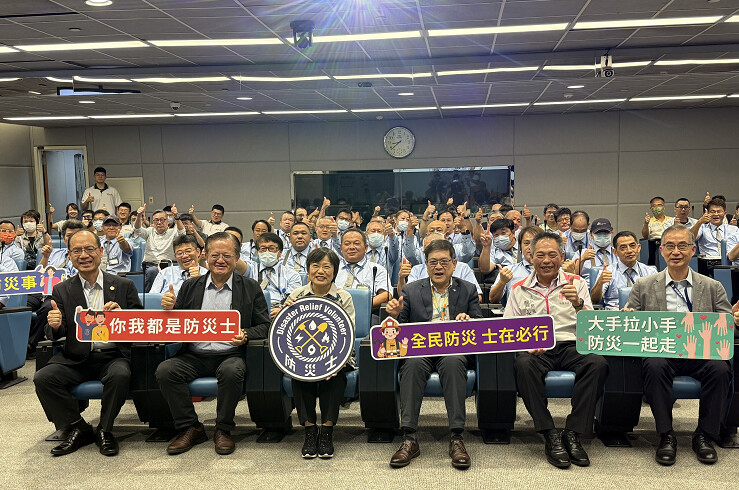 ▲大合照。前排從左至右:移民署國境事務大隊副大隊長林清芬、消防署長蕭煥章、內政部長劉世芳、桃園國際機場股份有限公司董事長楊偉甫、桃園市政府消防局局長龔永信、警政署航空警察局局長廖恆裕。