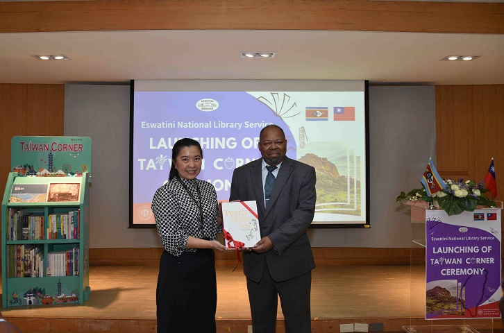 ▲史國經濟企畫暨發展部Thambo Gina部長代表該國國家圖書館接受捐贈Taiwan Corner。