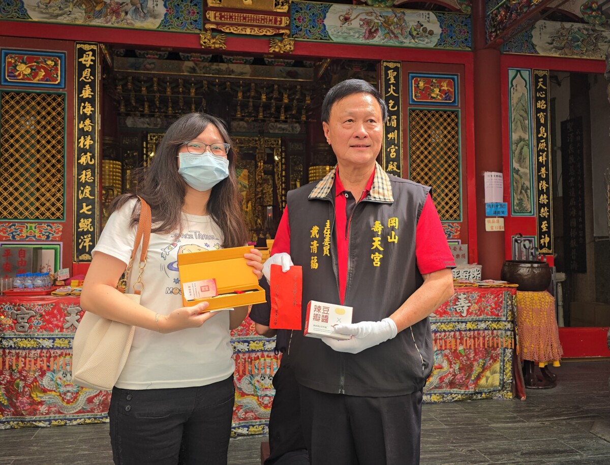 ▲岡山壽天宮主委戴清福(左)與首位擲得三聖筊、成功獲頒「金鏟子~祝好孕」禮盒的信眾合影,象徵祈福添丁、好孕臨門。