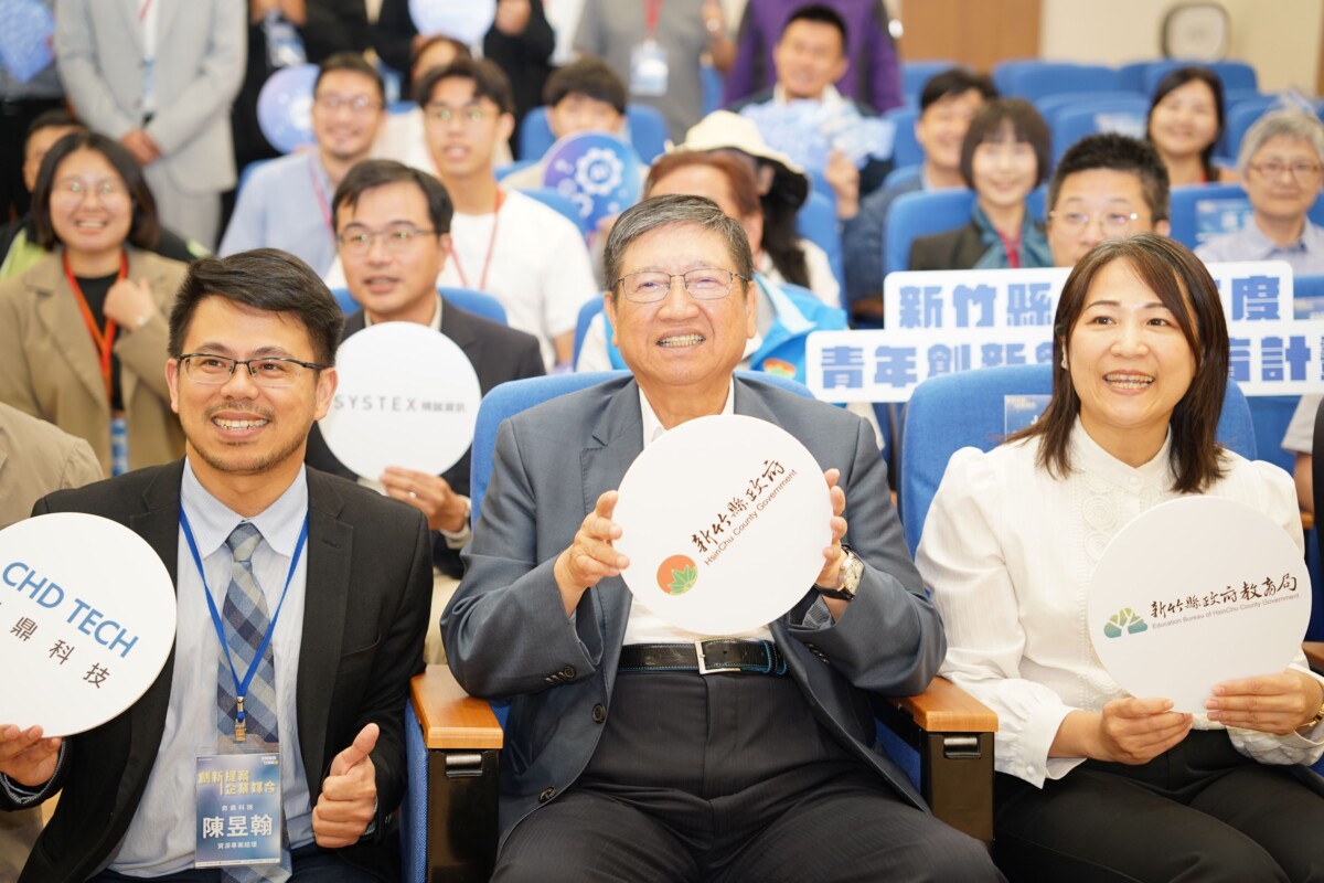 ▲新竹縣楊文科縣長(中)與新竹縣教育局楊郡慈局長(右)歡迎青年到新竹縣創業。
