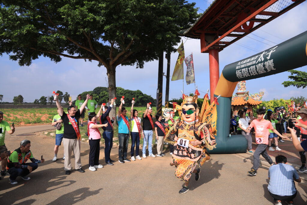用雙腳體驗台灣之美 2025九天盃太子極限環台賽台中出發 1 今年共有3支參賽隊伍 包含社會人士和學生共21名選手 將一同扛三太子神偶環繞寶島