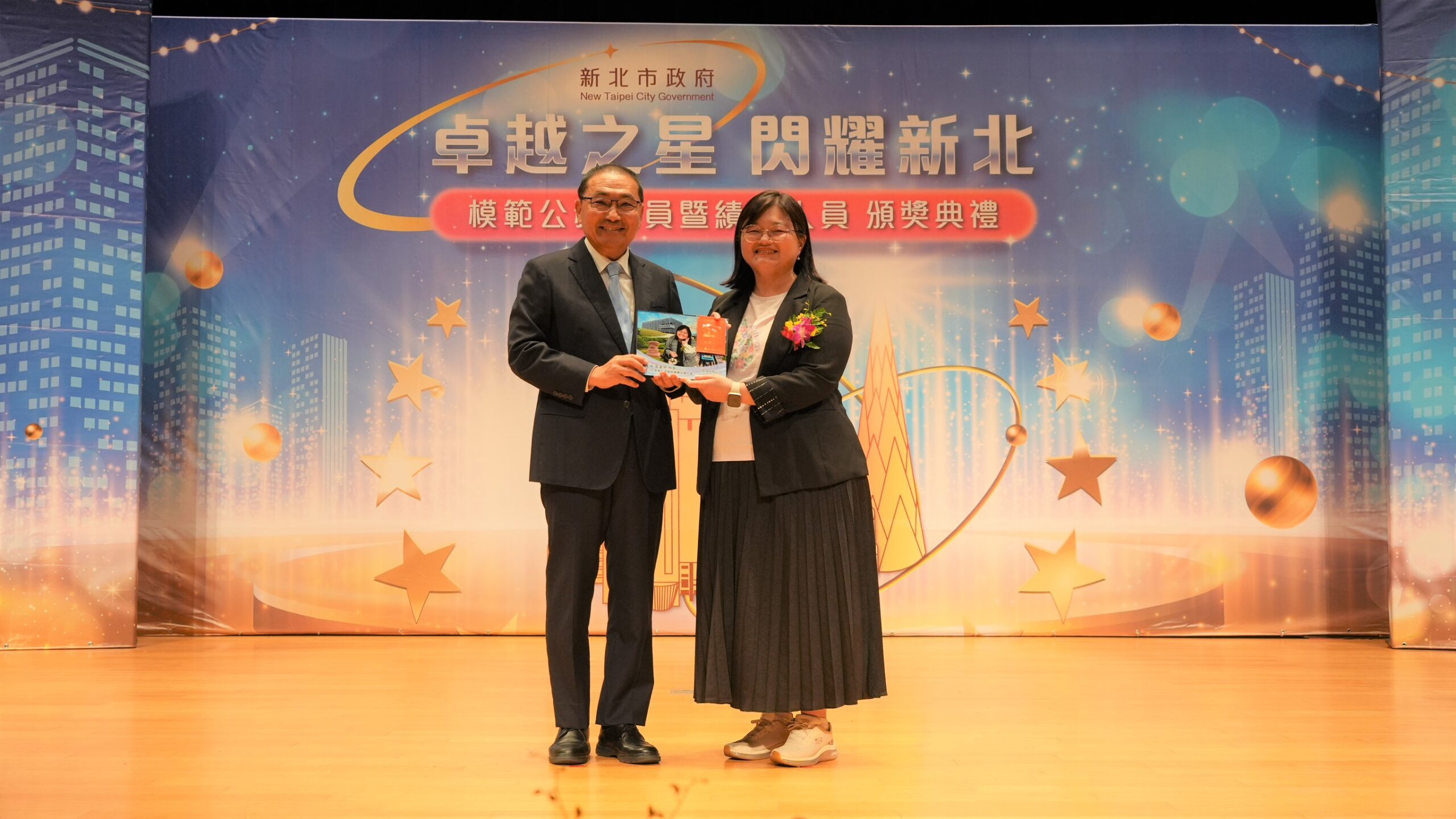 團隊學習標竿 新北表揚模範公務人員及績優人員 3 《圖說》衛生局侯嘉玲科長(右)與市長侯友宜合影。〈人事處提供〉