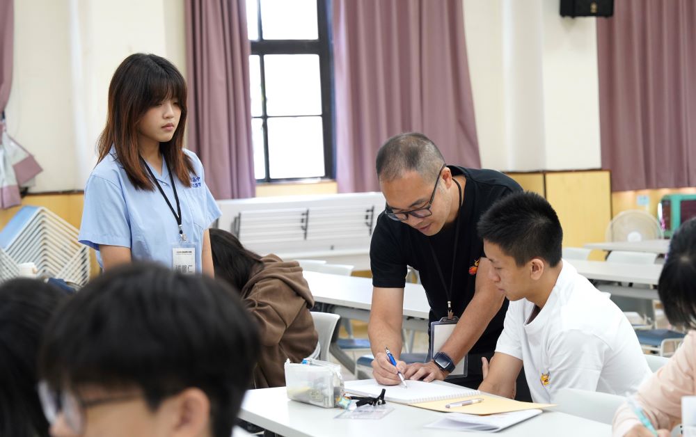 《圖說》楊弘傑建築師(右2)親自授課與現場指導學生。〈教育局提供〉