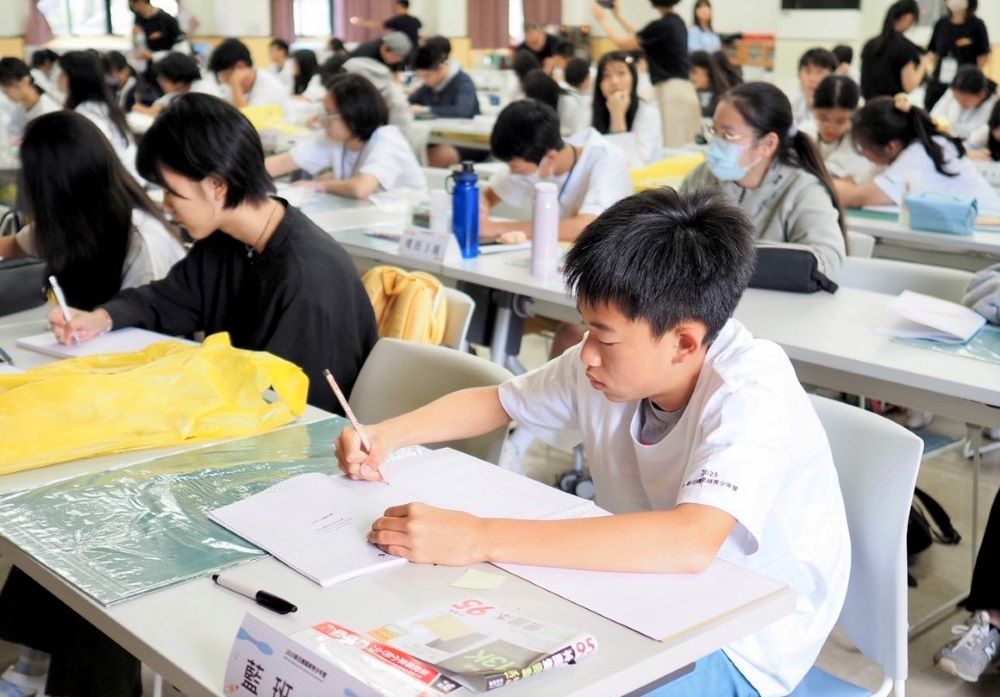 《圖說》營隊學生認真進行空間構圖練習。〈教育局提供〉