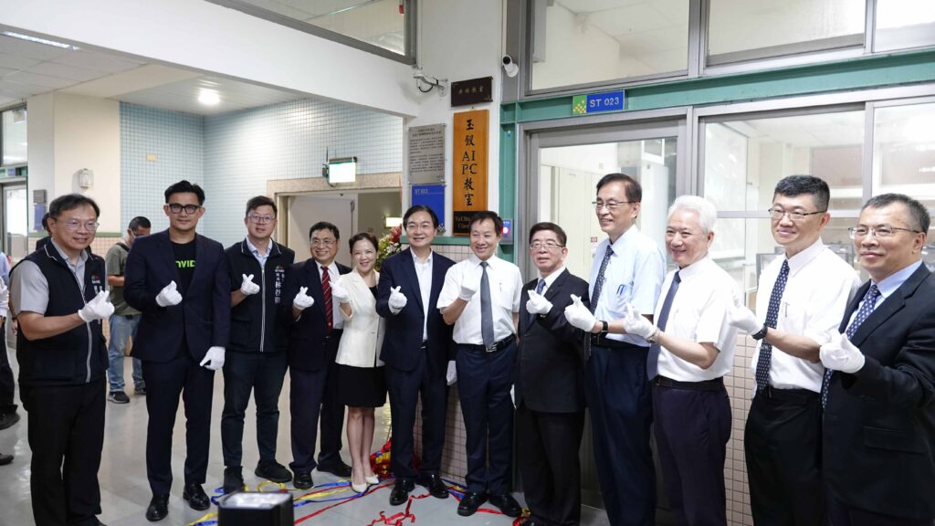 攜手輝達華碩掀AI教育革命 東海大學啟用全台首座AI PC教室 2 圖說二,旅美校友賴正秋女士繼去年捐贈AI NB教室後,今年再度慷慨捐贈75組頂尖AI PC,紀