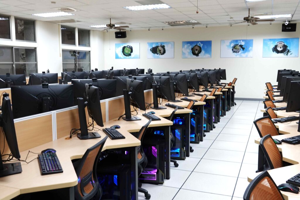攜手輝達華碩掀AI教育革命 東海大學啟用全台首座AI PC教室 3 圖說五,全新「玉釵AI PC教室」,導入AI加速卡技術,突破硬體限制,讓學生直接進行大型