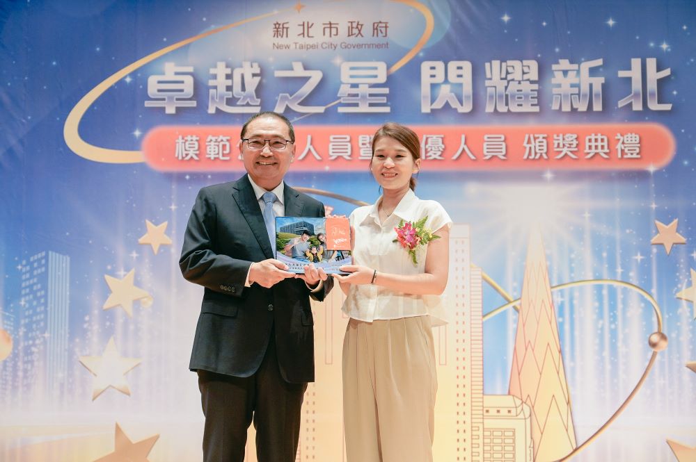 解佩芳榮獲新北模範公務員   徐麒晏獲績優人員