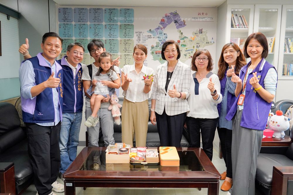 《圖說》社會局長李美珍（右4）雖惜才，但面對解佩芳（中）要返鄉服務並高陞，仍不得不割愛，右三副局長許秀能、左二主秘黃逢明。〈社會局提供〉