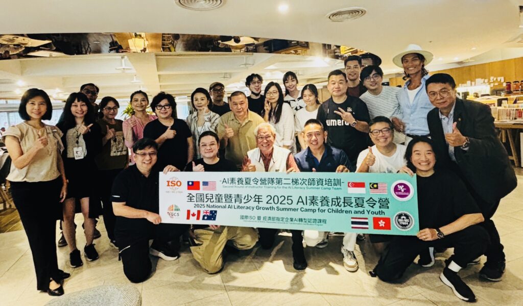 人工智慧進軍影壇 培育詠唱師正夯 AI新勢力 影壇詠唱師成熱門人才 27 圖:左起導演朱延平、前電影處長陳志寬、未來教育理事長張楷文、亞威AI學院黃頌揚教務長(照片提供:亞威AI應用教育學院)