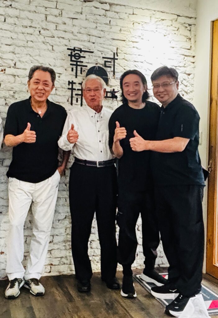 人工智慧進軍影壇 培育詠唱師正夯 AI新勢力 影壇詠唱師成熱門人才 29 圖:左起導演朱延平、前電影處長陳志寬、未來教育理事長張楷文、亞威AI學院黃頌揚教務長(照片提供:亞威AI應用教育學院)