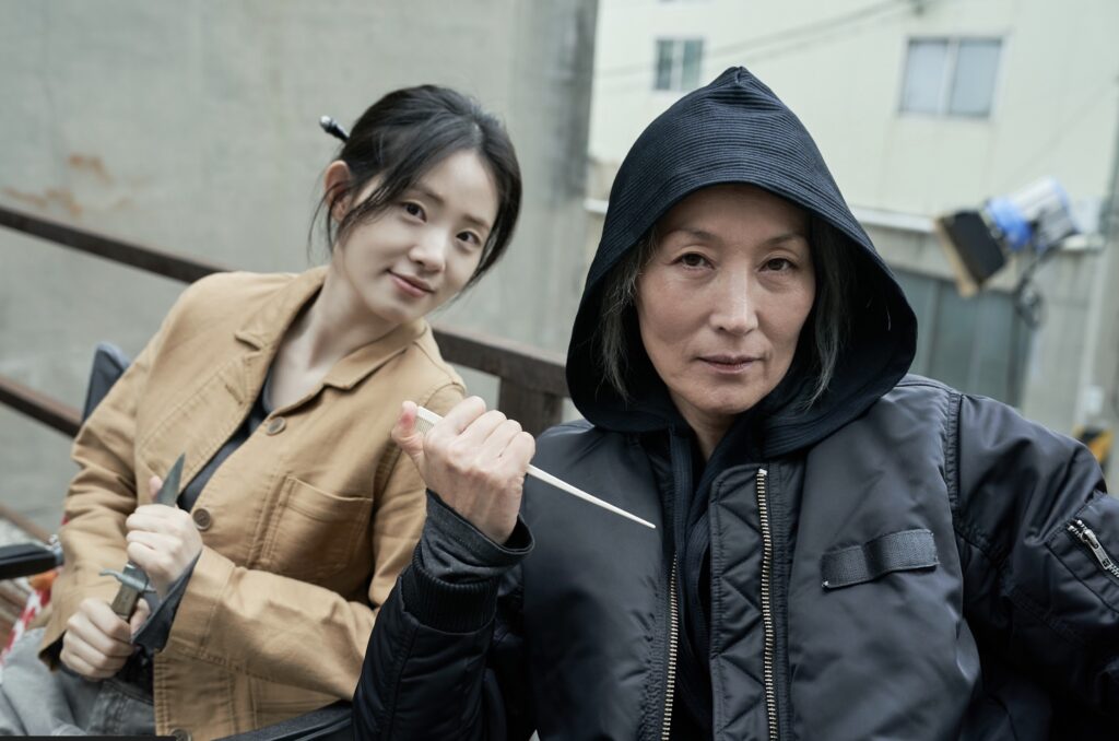 暑假必看強檔《聖母殺手》一刀未剪 挑戰韓國限制級動作新巔峰 26 申始雅與李慧英分別飾演殺手「爪角」的年輕時期與老年(鴻聯國際提供)