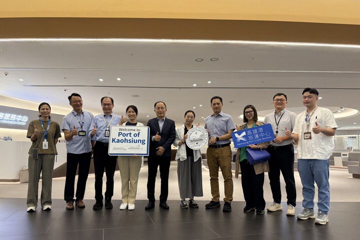 臺灣港務股份有限公司張展榮業務副總經理 (左5) 接待來自日本的三井海洋郵輪踩線團代表佐佐木 真依及水谷 真里香 (左4、右5)，並邀請高雄市政府到場行銷高雄觀光。　圖：臺灣港務股份有限公司／提供 