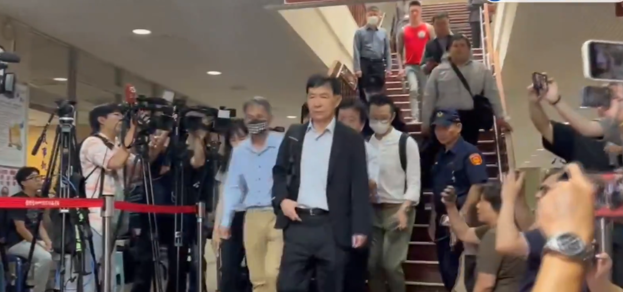 京華城案彭振聲庭上痛哭:我太太跳樓了! 緊急搭高鐵南返 - https://www.watchmedia01.com