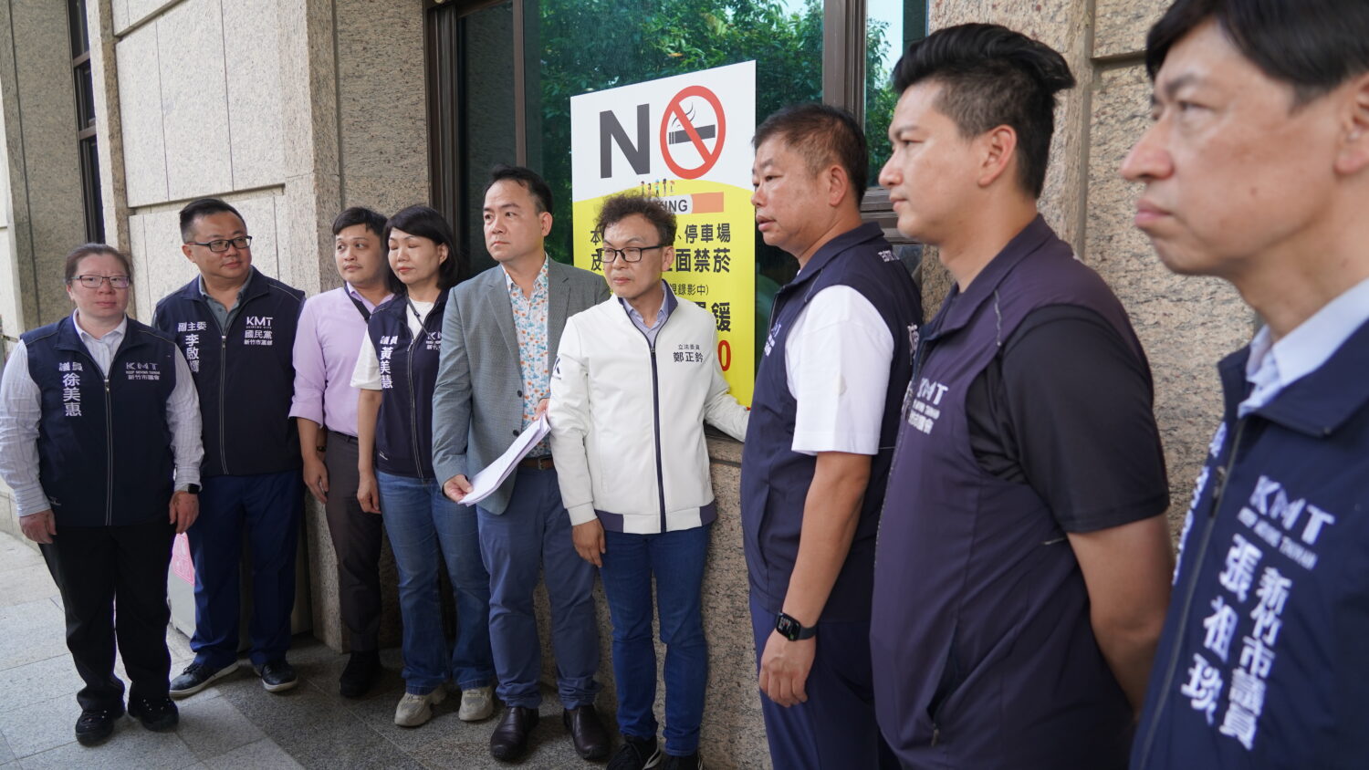 針對新竹市罷團在市區各大街頭懸掛抹黑看板,國民黨立委鄭正鈐今日前往新竹地方檢察署按鈴申告。(圖/鄭正鈐國會辦公室)