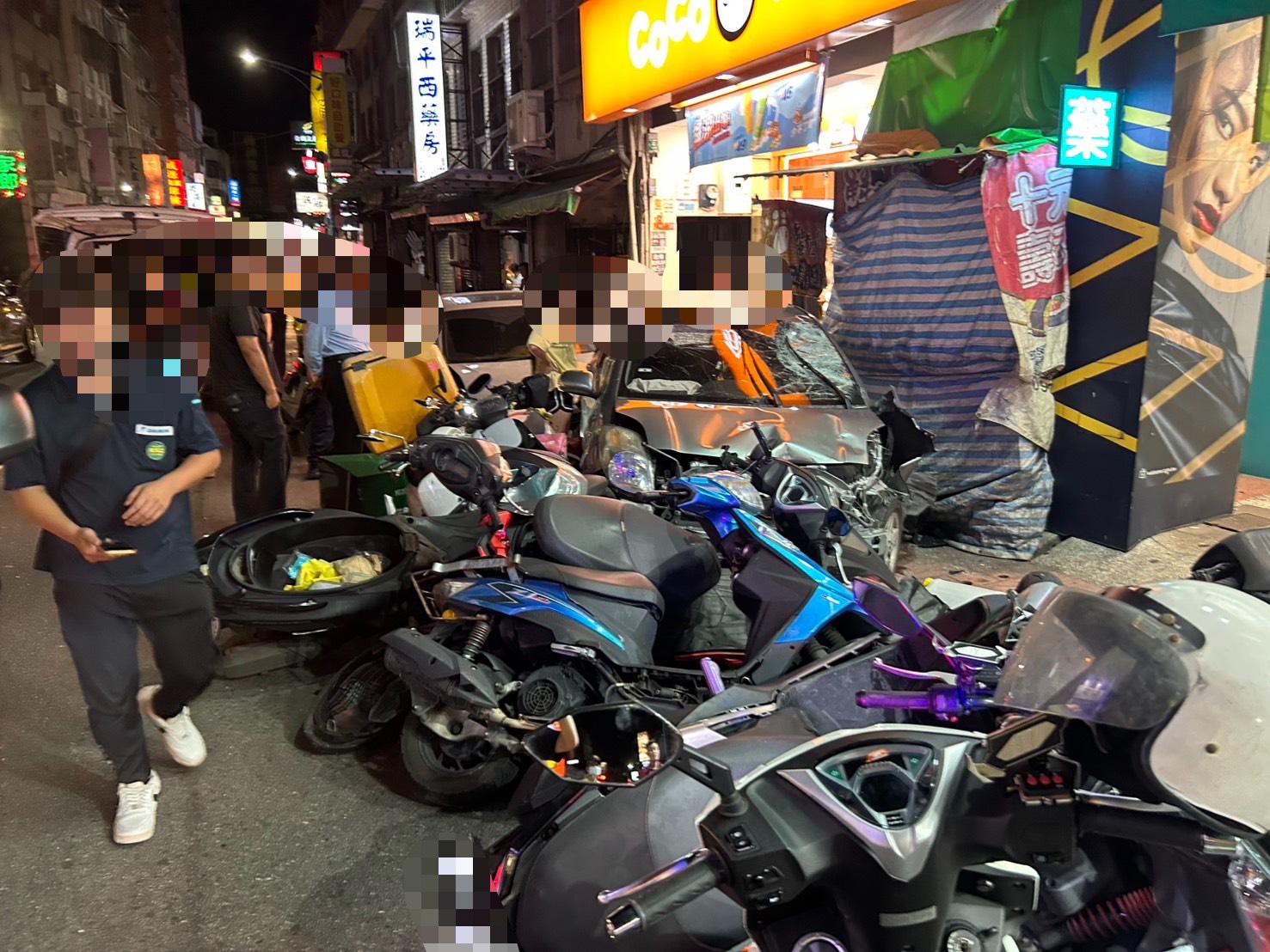 感情糾紛引爆行車追逐 八里車禍波及11機車釀4傷 - https://www.watchmedia01.com