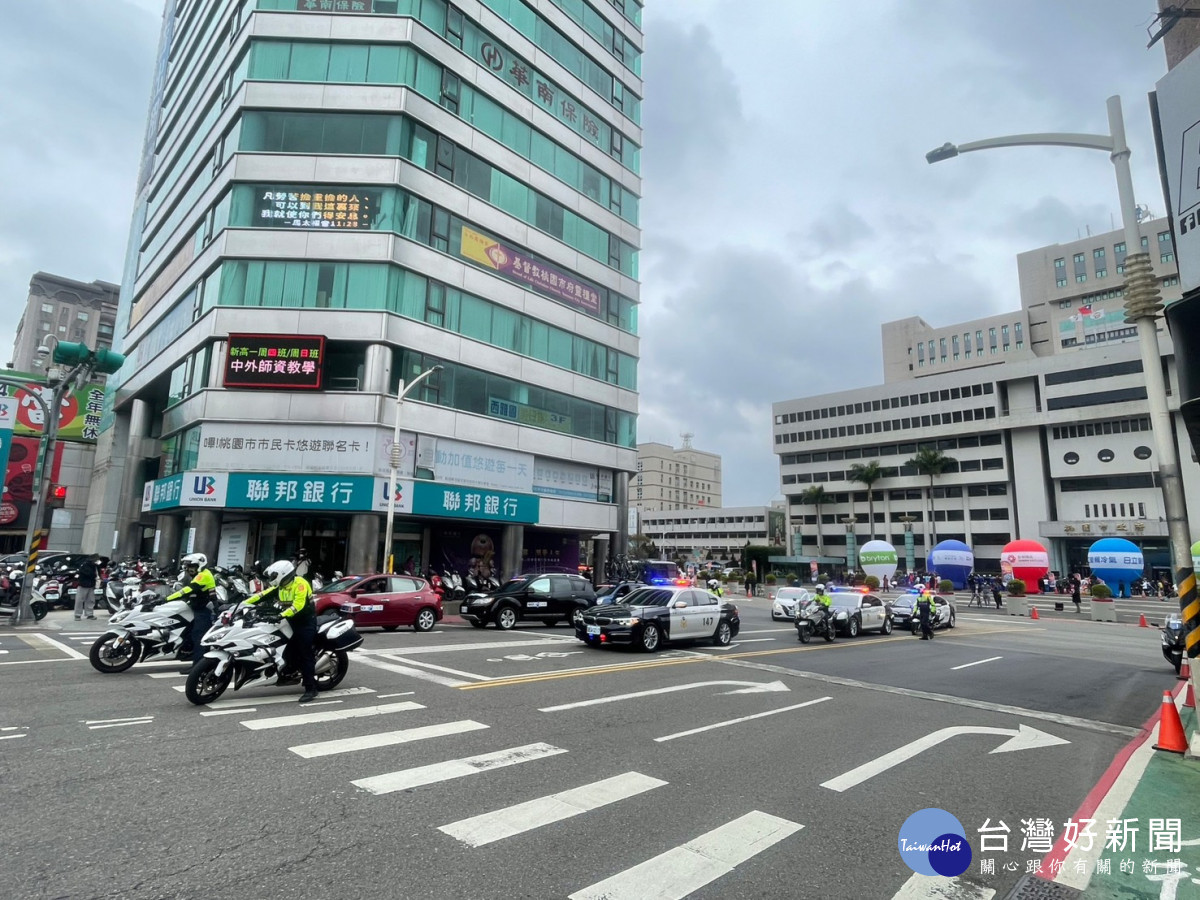 桃園市政府警察局針對競賽路線將分階段實施機動交通管制,禁止車輛及行人通行或穿越。