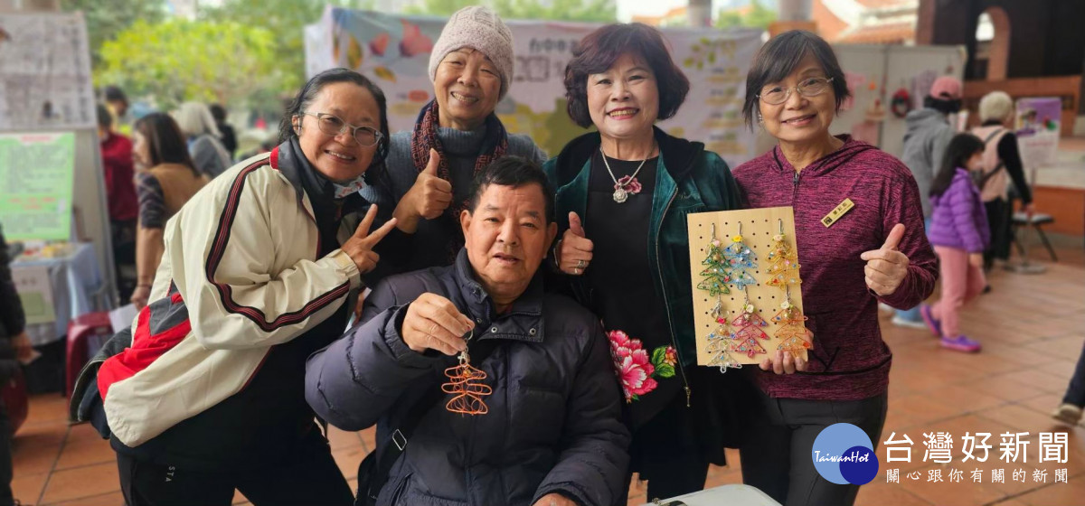 銀髮生活達人團隊與社區民眾