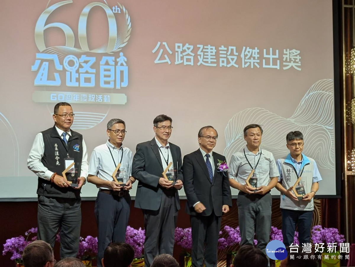 市府由建設局副局長顏煥義(左3)出席頒獎典禮