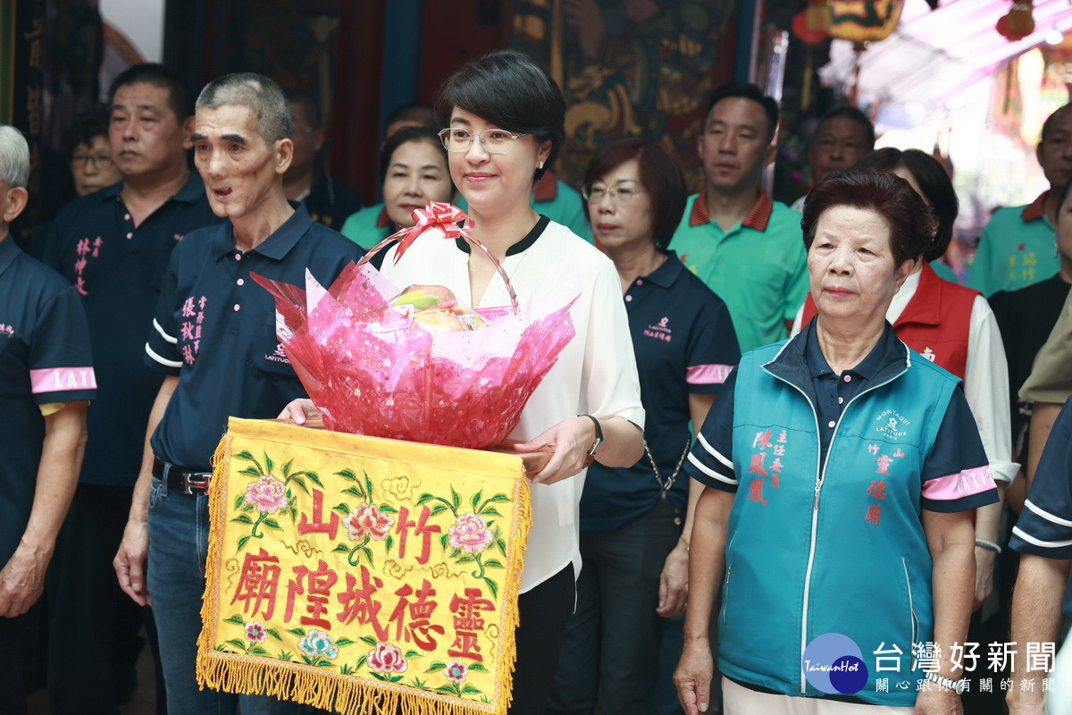 許淑華縣長前往參香祝壽。（縣府提供）