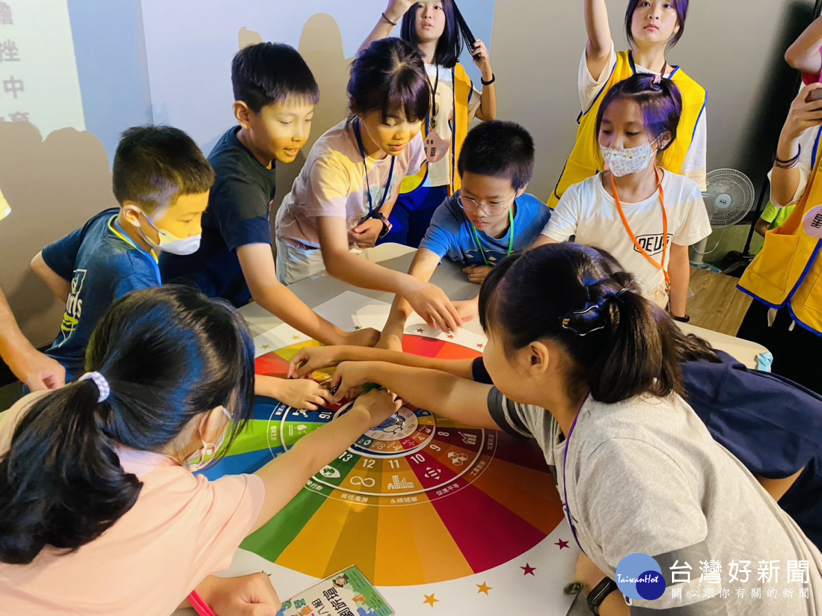 營隊活動結合租稅教育、聯合國永續發展目標(SDGs)與定向越野，幫助兒童學習稅知。 3 今年的「動物稅樂營」首度移師新竹市立動物園舉辦，讓學童們透過玩樂學習
