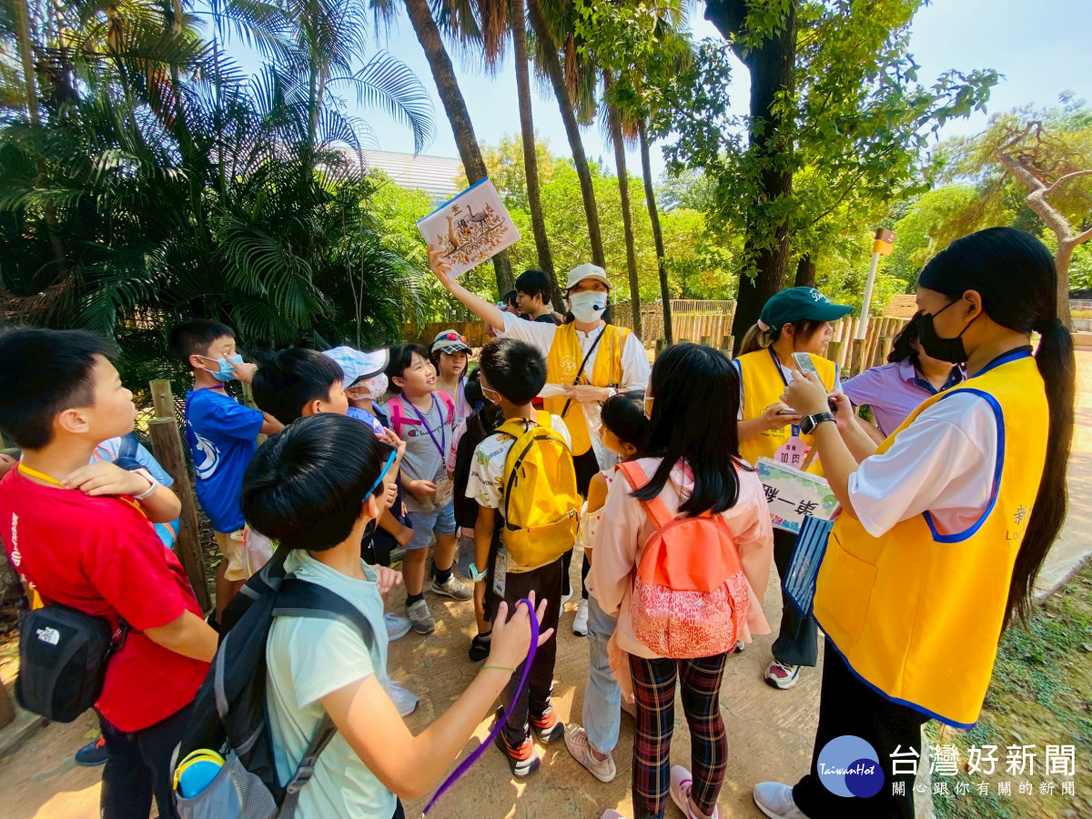今年的「動物稅樂營」首度移師新竹市立動物園舉辦,讓學童們透過玩樂學習。
