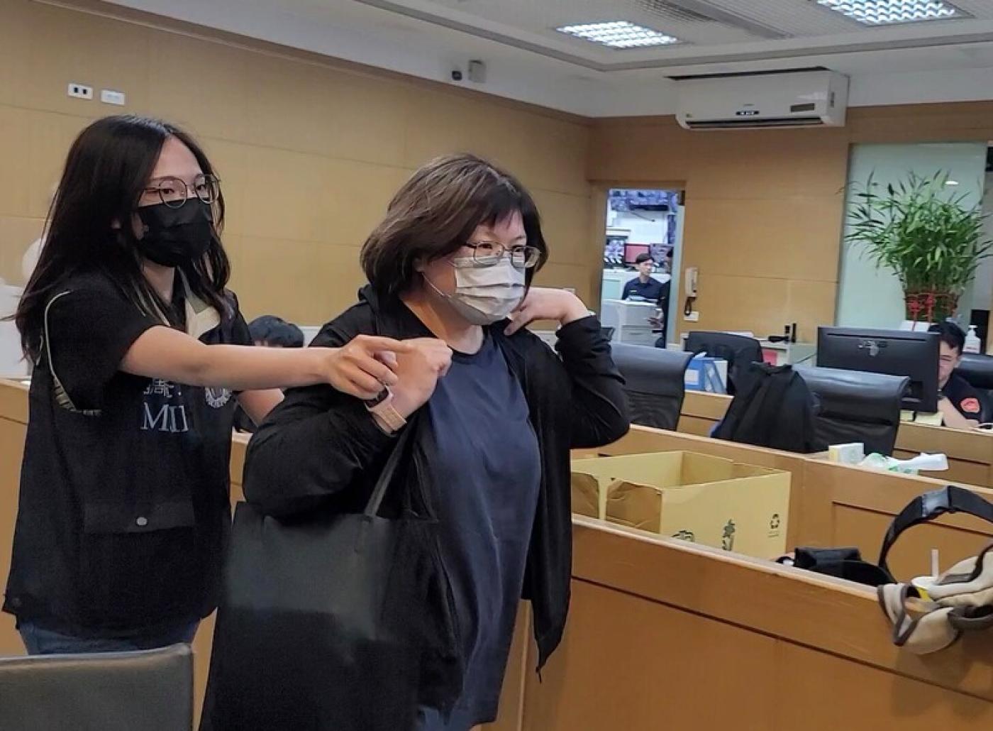 黃碧雲在陳瑩不實連署案中遭北檢約談後無保請回,但伍麗華的罷免連署案,她還是遭收押。中央社